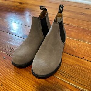 NWT - Blundstone 2173 Chelsea Ankle Boot (US W Size 7) Dark Grey